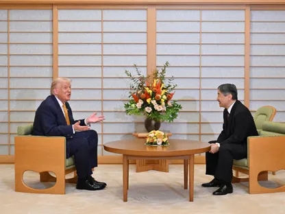 إمبراطور اليابان ناروهيتو يستقبل الرئيس الأميركي دونالد ترمب في طوكيو. 27 أكتوبر 2025 - Reuters