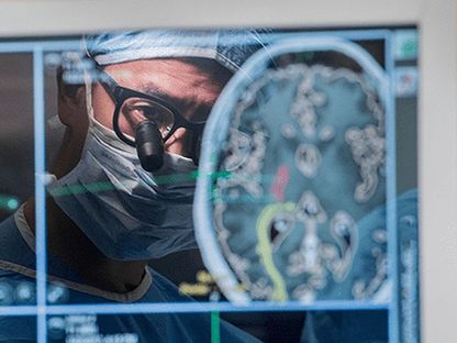 جرّاح الأعصاب إيدي تشانج يجري جراحة في المخ. - Axios / UCSF