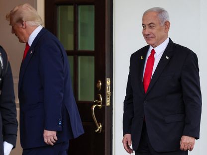الرئيس الأميركي دونالد ترمب ورئيس الوزراء الإسرائيلي بنيامين نتنياهو يتجهان إلى البيت الأبيض في واشنطن العاصمة. 7 أبريل 2025 - Reuters
