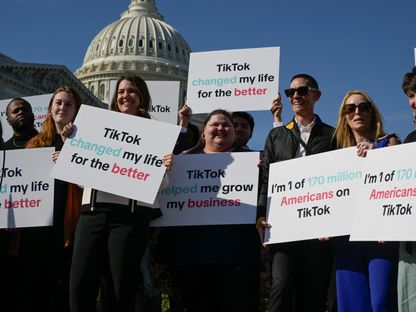 ناشطون على منصة TikTok أمام مبنى الكونجرس الأميركي للتعبير عن معارضتهم لـقانون يهدف إلى حظر التطبيق. واشنطن. 12 مارس 2024 - Reuters