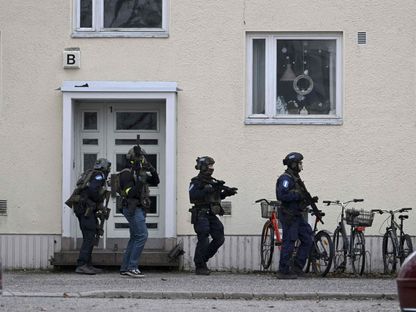 الشرطة الفنلندية خلال التعامل مع واقعة إطلاق النار  داخل مدرسة في "فانتا" شمال العاصمة هلسنكي. 2 أبريل 2024 - AFP