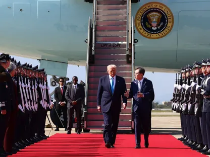 الرئيس الأميركي دونالد ترمب يصل إلى مطار جيامهي، بوسان، كوريا الجنوبية، 29 أكتوبر 2025 - REUTERS