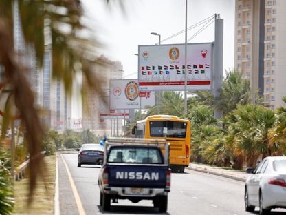 لوحات إعلانية في العاصمة البحرينية المنامة تحمل أعلام الدول المشاركة في القمة العربية الـ33. 14 مايو 2024 - Reuters