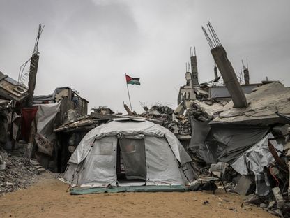 خيمة بين المباني التي دمرتها الحرب الإسرائيلية في مخيم جباليا للاجئين بشمال قطاع غزة. 30 أبريل 2025 - Bloomberg