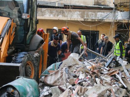 أشخاص يتفقدون الدمار بموقع غارة إسرائيلية في الضاحية الجنوبية لبيروت في لبنان. 24 سبتمبر 2024 - Reuters