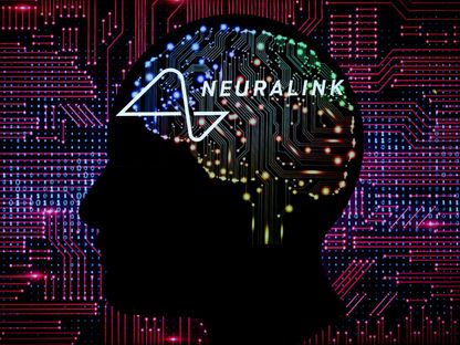 صورة توضيحية لشعار شركة Neuralink على دماغ إنسان. - AFP