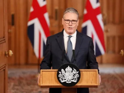 رئيس وزراء بريطانيا يتجاهل انتقادات ترمب ويدافع عن موقفه بشأن إيران