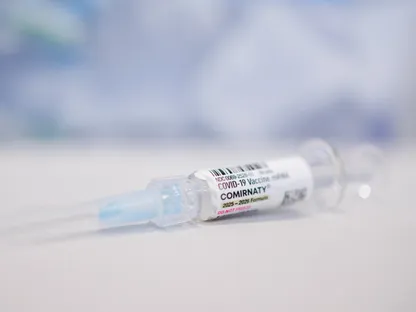 جرعة من لقاح "فايزر-بيونتيك" المضاد لفيروس كورونا في صيدلية بمدينة لانسديل في ولاية بنسلفانيا- 4 سبتمبر 2025 - Reuters
