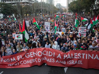 آلاف المتظاهرين ضد الحرب الإسرائيلية على قطاع غزة في مدينة برشلونة بإسبانيا. 20 يناير 2024 - AFP