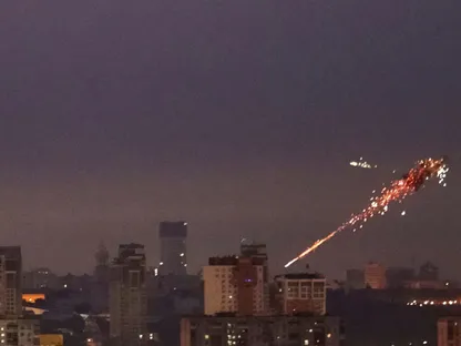 انفجار صاروخ في سماء المدينة أثناء غارة روسية بالصواريخ والطائرات بدون طيار على العاصمة الأوكرانية كييف. 28 سبتمبر 2025 - reuters