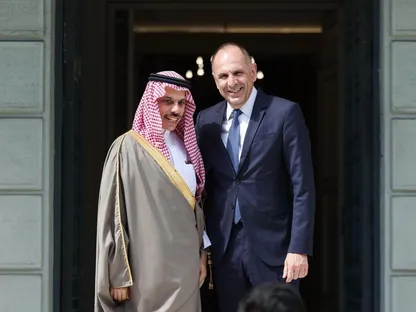 السعودية واليونان تشددان على أهمية ضمان أمن الممرات البحرية وفتح مضيق هرمز