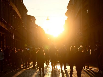 سياح يسيرون في أحد شوارع بولندا. 14 يونيو 2024 - AFP