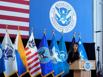 وزيرة الأمن الداخلي الأميركية كريستي نويم تتحدث للموظفين في وزارة الأمن الداخلي. 28 يناير 2025 - Reuters