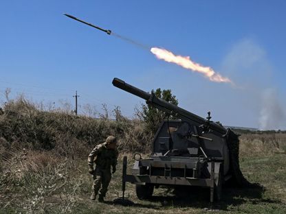 جنود أوكرانيون من اللواء 108 المنفصل للدفاع الإقليمي يطلقون أنظمة إطلاق صواريخ صغيرة متعددة تجاه القوات الروسية، وسط الهجوم الروسي على أوكرانيا، بالقرب من خط المواجهة في منطقة زابوريجيا، أوكرانيا. 19 أغسطس 2023 - REUTERS