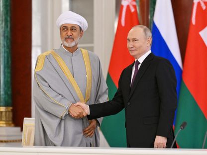 الرئيس الروسي فلاديمير بوتين والسلطان العماني هيثم بن طارق يتصافحان في الكرملين بموسكو. 22 أبريل 2025 - REUTERS