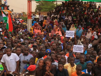 أنصار المجلس العسكري في النيجر ينظمون مسيرة لمطالبة الجيش الفرنسي بالمغادرة قرب قاعدة عسكرية فرنسية في العاصمة نيامي- 1 أكتوبر 2023 - Reuters