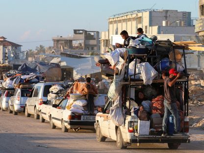 نازحون فلسطينيون يفرون من رفح بعد إعلان إسرائيل عن عملية عسكرية وشيكة. 6 مايو 2024 - Reuters