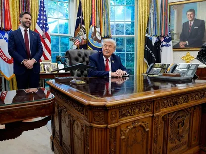 الرئيس الأميركي دونالد ترمب إلى يساره نائب الرئيس جي دي فانس خلال توقيع أمر تنفيذي في البيت الأبيض. 25 سبتمبر 2025 - Bloomberg