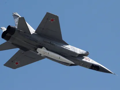 مقاتلة روسية من طراز MiG-31 تحلق فوق الساحة الحمراء خلال عرض جوي في وسط موسكو. 7 مايو 2022 - REUTERS