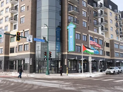 ناشط مدني يراقب تحرّكات عملاء فيدراليين أمام مركز تجاري وسط مخاوف من اعتقال مهاجرين صوماليين في مينيابوليس، ولاية مينيسوتا، الولايات المتحدة. 4 ديسمبر 2025 - reuters