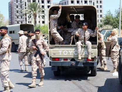 مقاتلون من اللواء "444" الموالي لرئيس الحكومة الليبية المقالة من البرلمان عبد الحميد الدبيبة خلال دورية في عين زارة بالعاصمة طرابلس. 22 يوليو 2022 - Reuters