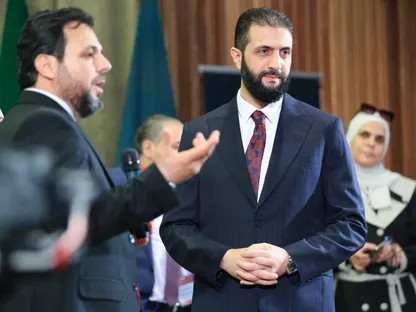 الرئيس السوري أحمد الشرع خلال جولة تفقدية في مركز انتخابات مجلس الشعب بالعاصمة دمشق- 5 أكتوبر 2025 - "الرئاسة السورية"