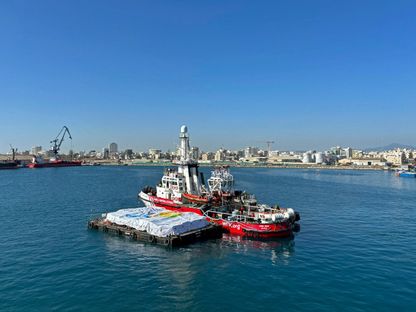 بارجة محملة بالمساعدات الإنسانية تقطرها سفينة تابعة لمنظمة "أوبن آرمز". لارناكا، قبرص. 12 مارس 2024 - AFP