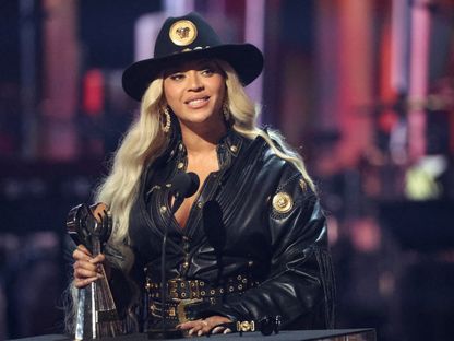 المطربة الأميركية بيونسيه تتسلّم جائزة (الإبداع) خلال حفل توزيع حفل توزيع جوائز iHeartRadio الموسيقية في مسرح دولبي بلوس أنجلوس، بولاية كاليفورنيا. 1 أبريل 2024 - REUTERS