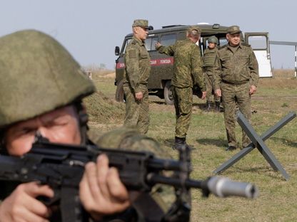وزير الدفاع الروسي سيرجي شويجو يحضر تدريبات عسكرية في مكان غير معلوم. 5 أكتوبر 2023 - Reuters
