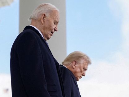 الرئيس الأميركي دونالد ترمب والرئيس الأميركي السابق جو بايدن في البيت الأبيض في يوم تنصيب ترمب لولاية رئاسية ثانية في واشنطن بالولايات المتحدة. 20 يناير 2025 - Reuters