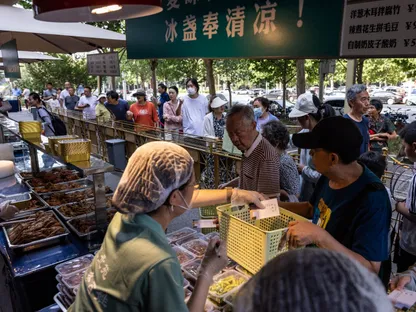 طوابير أمام مجموعة من الأكشاك التي تبيع الطعام للمارة بجوار فندق بييوان جراند في بكين، الصين. 11 أغسطس 2025 - REUTERS