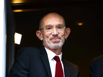 الكاتب الفرنسي لوران موفينييه الفائز بجائزة غونكور . 4 نوفمبر 2025 - رويترز