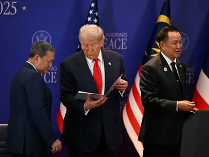 الرئيس الأميركي دونالد ترمب بين رئيس وزراء تايلندا أنوتين تشارنفيراكول ورئيس وزراء كمبوديا هون مانيت على هامش قمة "آسيان" في كوالالمبور. 26 أكتوبر 2025 - REUTERS