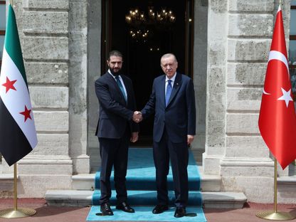 الرئيسان التركي رجب طيب أردوغان والسوري أحمد الشرع يتصافحان أمام قصر دولما بهجة في إسطنبول. 24 مايو 2025 - TRT عربي @TRTArabi