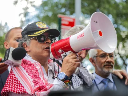 الرئيس الكولومبي جوستافو بيترو يخاطب متظاهرين مؤيدين للفلسطينيين خارج مقر الأمم المتحدة في مدينة نيويورك. 26 سبتمبر 2025 - @petrogustavo