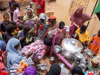 نساء سودانيات تدير مطبخاً خيرياً لتحضير وجبات للمتأثرين بالنزاع في البلاد، أم درمان. 27 يوليو 2024 - Reuters