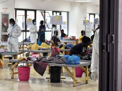 أشخاص مصابون بالكوليرا يتلقون العلاج داخل منشأة طوارئ في زامبيا. 18 يناير 2024 - Reuters
