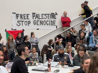 مجموعة من الطلاب المؤيدين للفلسطينيين والنشطاء وهم يعقدون اجتماعاً في القاعة التي احتلوها في جامعة جنيف (UNIGE). 7 مايو 2024 - AFP