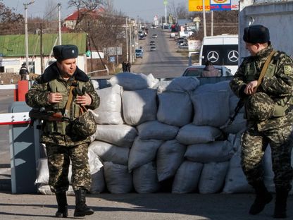 حرس الحدود الأوكرانيون يقفون عند نقطة تفتيش على الحدود مع منطقة ترانسنيستريا الانفصالية في مولدوفا، بالقرب من أوديسا، 13 مارس 2014 - Reuters
