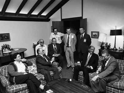 أهارون باراك (جالس أقصى اليسار) إلى جوار رئيس الوزراء الإسرائيلي حينها مناحم بيجن خلال اجتماع مع الرئيس المصري أنور السادات في كامب ديفيد أثناء اجتماعات صياغة اتفاقية السلام. 17 سبتمبر 1978 - .