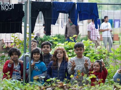 أطفال مهاجرون قرب سياج مركز احتجاز مؤقت في ليتوانيا. 12 أغسطس 2021 - REUTERS