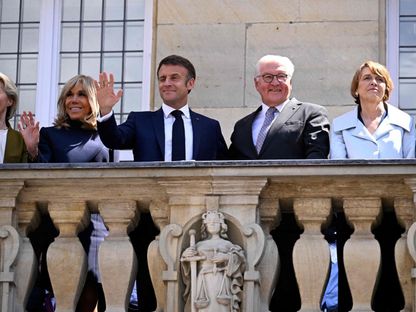 الرئيس الفرنسي إيمانويل ماكرون (وسط) وزوجته بريجيت ماكرون (الثاني إلى اليسار)، ورئيسة المفوضية الأوروبية أورسولا فون دير لاين (إلى اليسار)، والرئيس الألماني فرانك فالتر شتاينماير (إلى اليمين) وزوجته إلكه بودنبندر (على اليمين) يقفون على شرفة قاعة المدينة في مونستر، غرب ألمانيا. 28 مايو 2024 - AFP