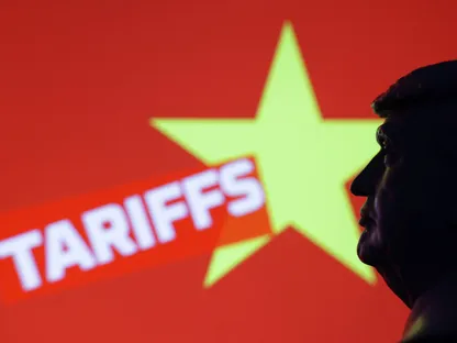 نموذج مصغّر للرئيس الأميركي دونالد ترمب مطبوع بتقنية الطباعة ثلاثية الأبعاد إلى جانب علم فيتنام وكلمة "رسوم جمركية". 23 يوليو 2025 - Reuters