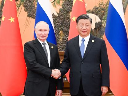 الرئيس الصيني شي جين بينج ونظيره الروسي فلاديمير بوتين في قاعة الشعب الكبرى في بكين. 16 مايو 2024 - reuters