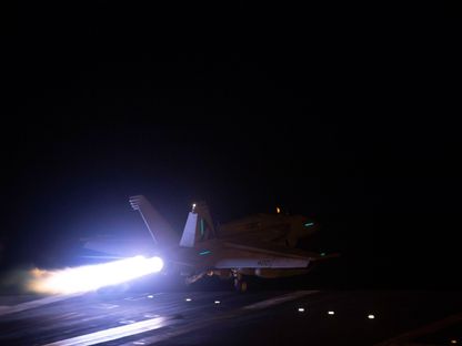 مقاتلة أميركية تقلع من على متن حاملة طائرات بالبحر الأحمر لشن هجمات على جماعة الحوثي اليمنية. 12 يناير 2024 - twitter.com/centcom