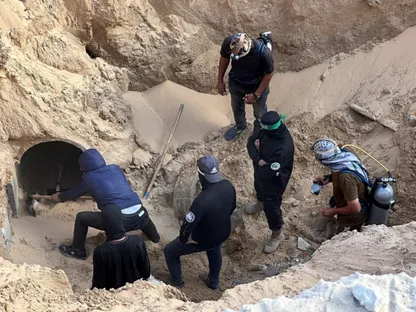 مقاتلو حركة "حماس" خلال عمليات البحث عن جثامين المحتجزين الإسرائيليين في خان يونس جنوبي قطاع غزة. 28 أكتوبر 2025 - REUTERS