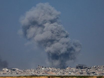دخان يتصاعد من قطاع غزة عقب غارات شنتها القوات الإسرائيلية. 20 ديسمبر 2023 - Reuters