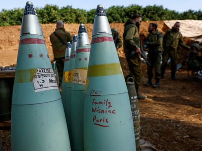 جنود إسرائيليون قرب قذائف مدفعية خلال الحرب التي تشنها إسرائيل على غزة. 15 نوفمبر 2023 - Reuters