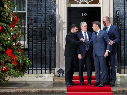 رئيس الوزراء البريطاني كير ستارمر والرئيس الأوكراني فولوديمير زيلينسكي والرئيس الفرنسي إيمانويل ماكرون والمستشار الألماني فريدريش ميرتس في لندن. 8 ديسمبر 2025 - REUTERS