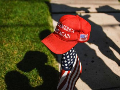 قبعة MAGA على علم الولايات المتحدة في ويست بيتستون، بنسلفانيا، الولايات المتحدة، 16 يوليو 2025 - REUTERS